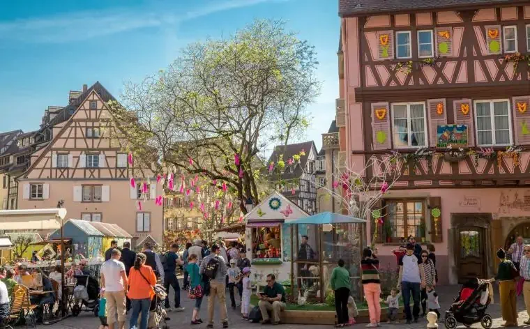 Cu greu o să poți să-ți mulțumești suficient pentru ideea de a petrece Paștele într-un decor ce-aduce atât de bine cu un basm, Colmar, Alsacia © <a title=