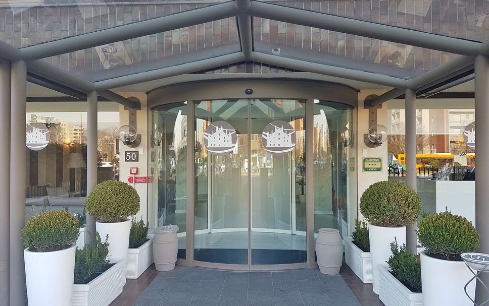 Intrarea în hotel Fotografie